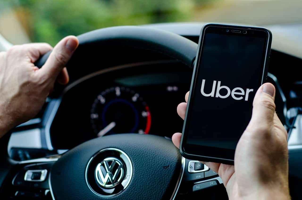 Desvios no caminho, transparência no preço! Descubra como a Uber permite revisões tarifárias em casos de trajetos alternativos.