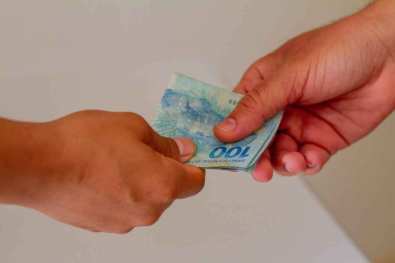 Abono anual PIS/PASEP: critérios e impacto para empregados CLT e servidores públicos no Brasil.
