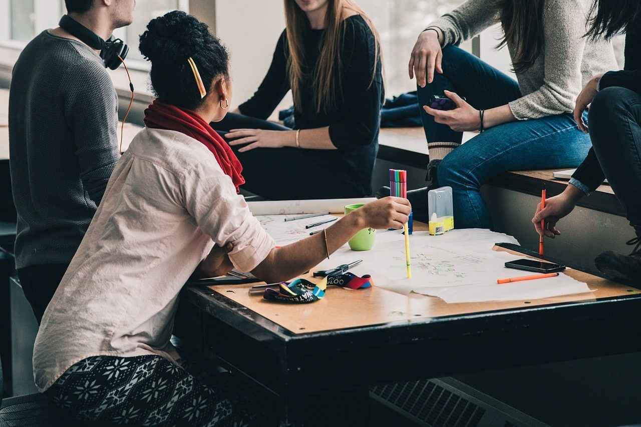 Mulheres na vanguarda: descubra as 10 profissões que moldarão o futuro. Da engenheira de IA à corretora de Dados, explore as oportunidades e habilidades essenciais.