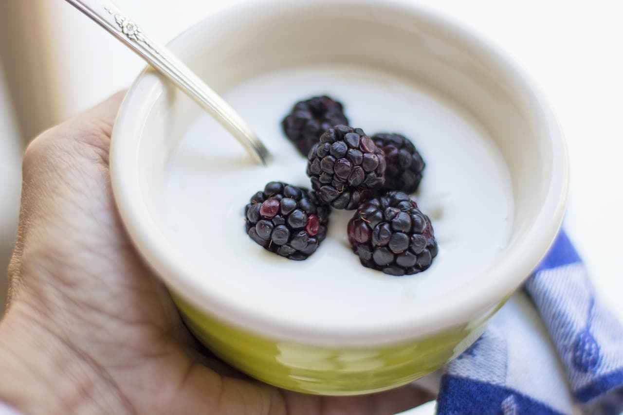 Descubra o segredo oculto na geladeira: iogurte vencido revela novos usos surpreendentes, transformando desperdício em recurso!