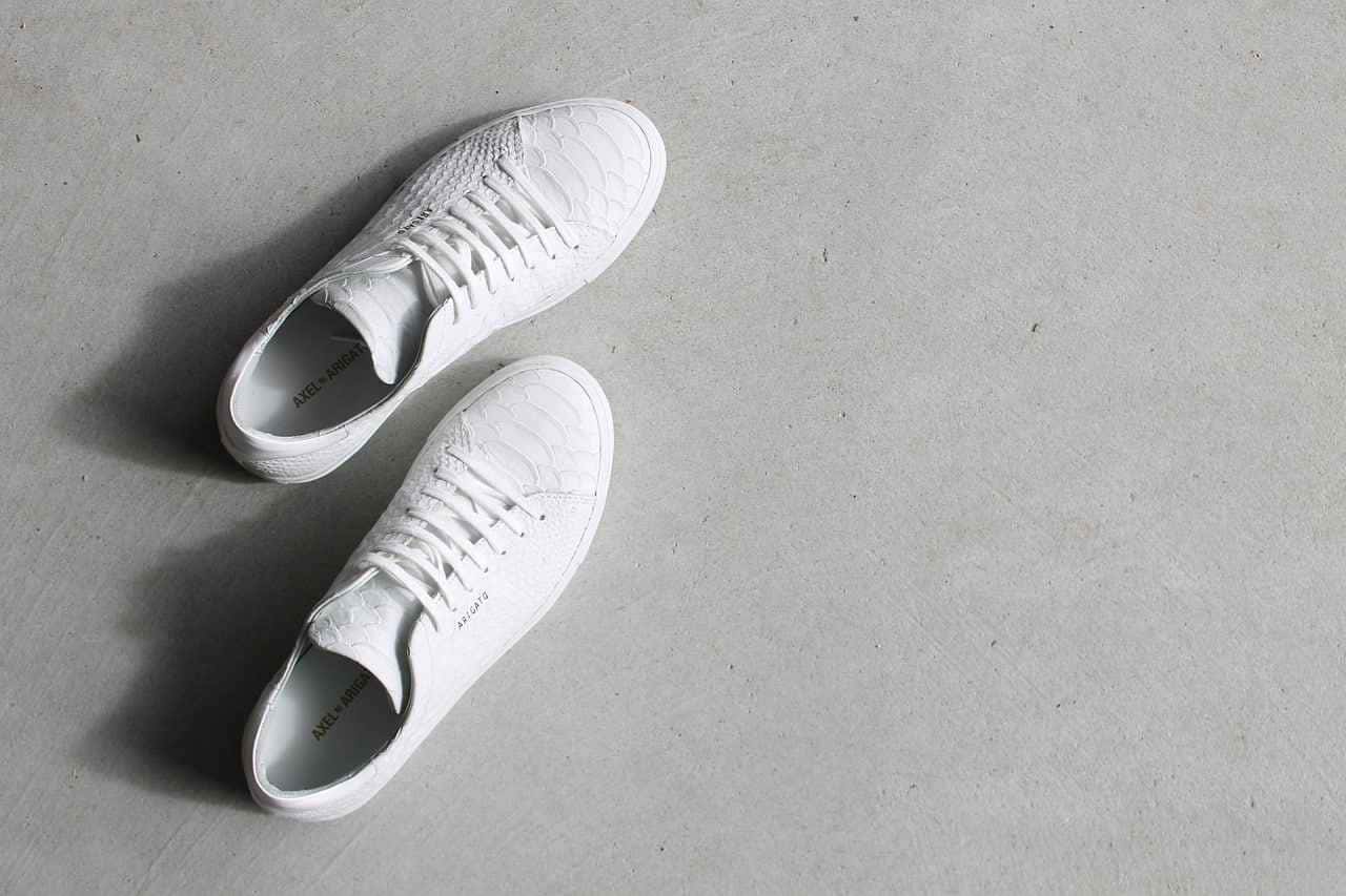 Desvende o segredo para manter seus sapatos brancos impecáveis! Conheça um método caseiro infalível!