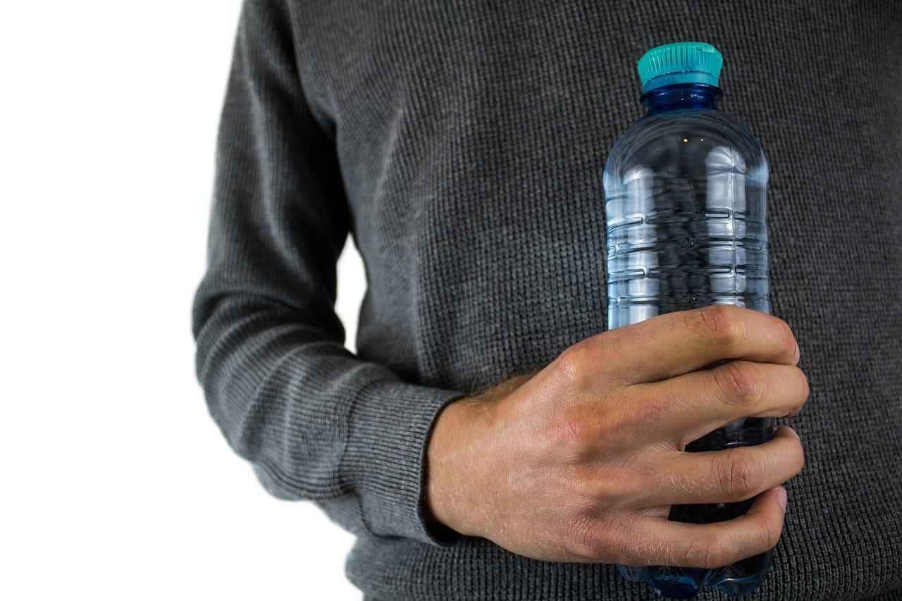 Reutilizar garrafas de plástico vai além da praticidade: conheça os riscos invisíveis à saúde e ao meio ambiente. Repense suas escolhas com informações reveladoras. 