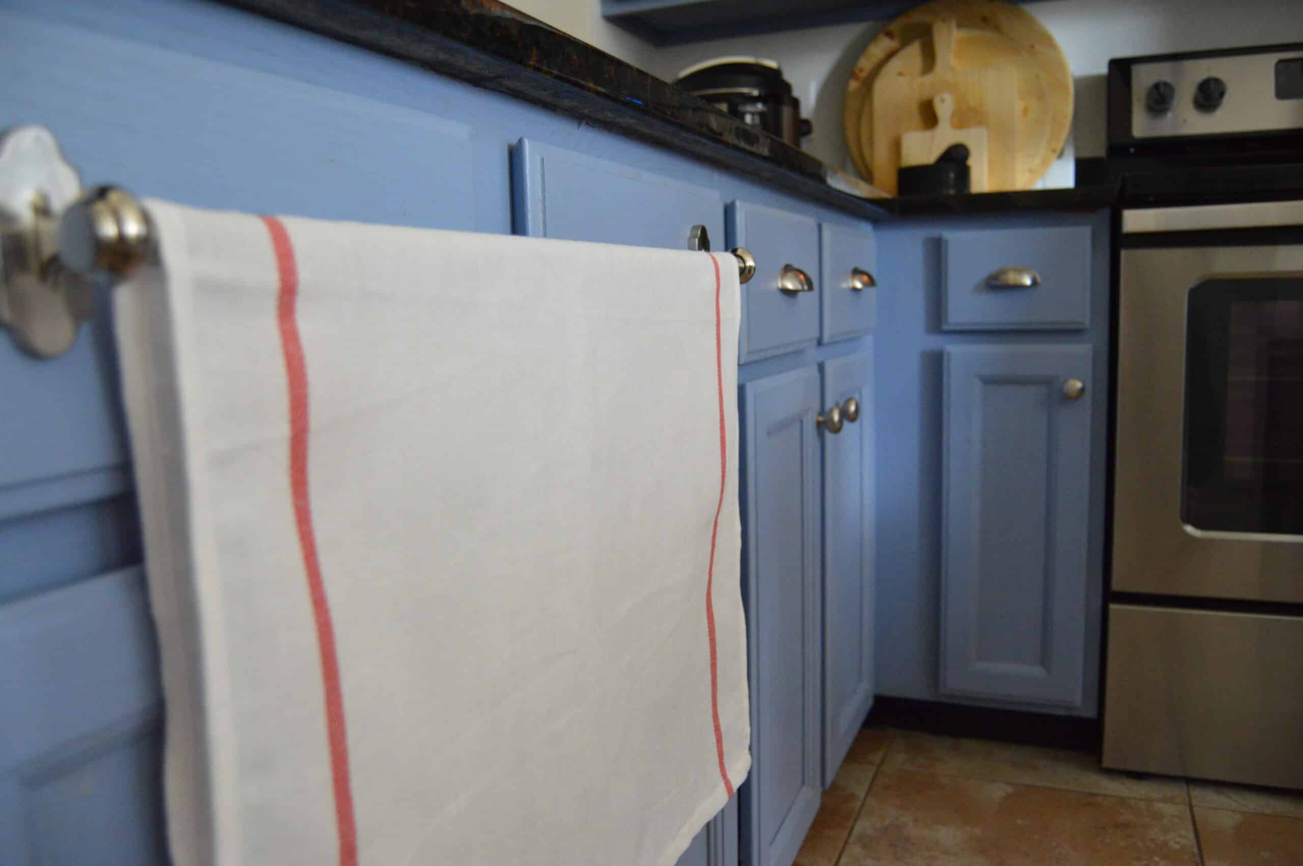 Descubra os perigos ocultos na prática de pendurar panos de prato na porta do fogão!
