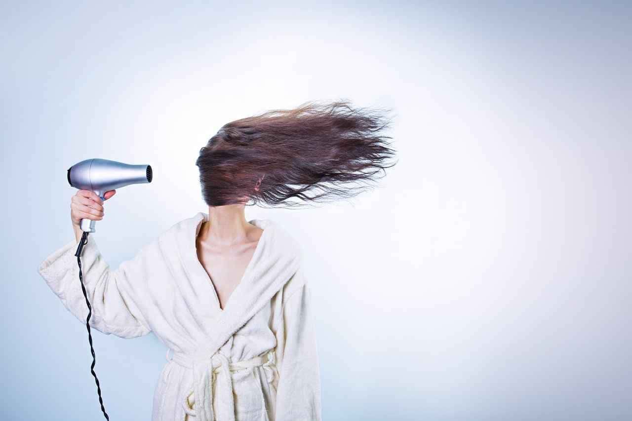Descubra o segredo do secador de cabelo: uma análise objetiva revela sua função surpreendente para fios mais saudáveis e brilhantes.