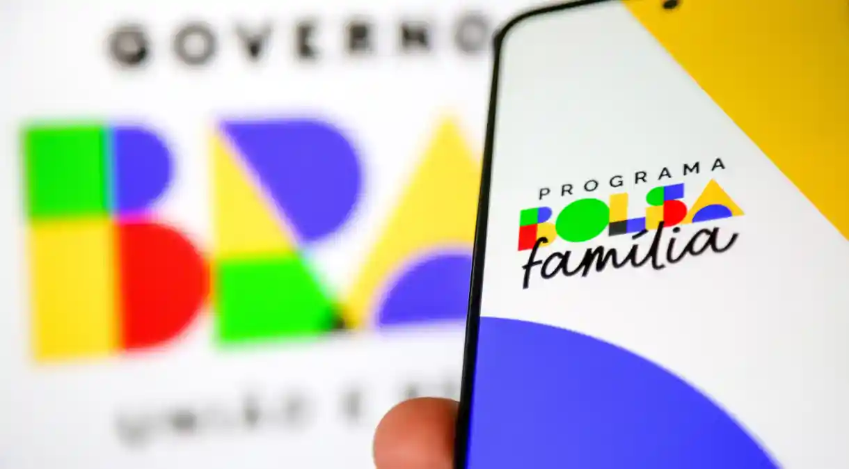 O tradicional calendário de pagamentos do Bolsa Família, que costuma ocorrer entre os dias 17 e 18 de dezembro, terá uma alteração neste ano. O adiantamento foi decidido visando proporcionar maior organização e flexibilidade aos beneficiários durante as festividades de fim de ano. O pagamento terá início no dia 11 de dezembro, uma mudança que impactará diretamente a rotina dos beneficiários.