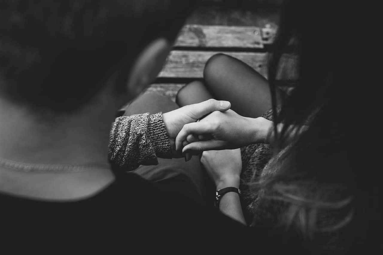 Como reconhecer quando o romance está desaparecendo em seu relacionamento? Descubra os alertas essenciais!