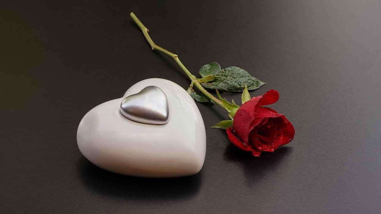 Ao buscar uma mudança na dinâmica de amizade para um relacionamento, algumas pessoas recorrem a simpatias.