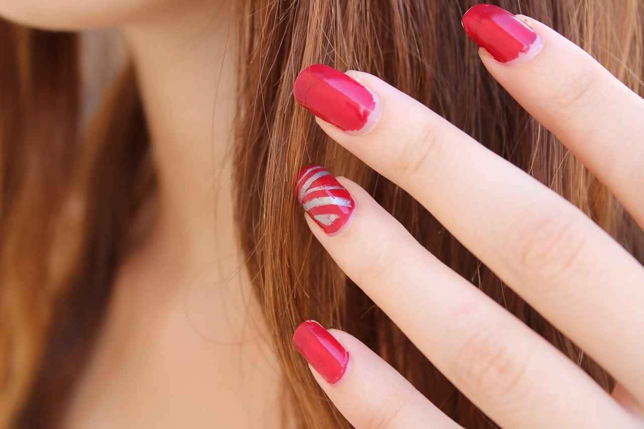 Descubra o segredo das unhas dignas de uma princesa! Aprenda uma técnica incrível com apenas um ingrediente.