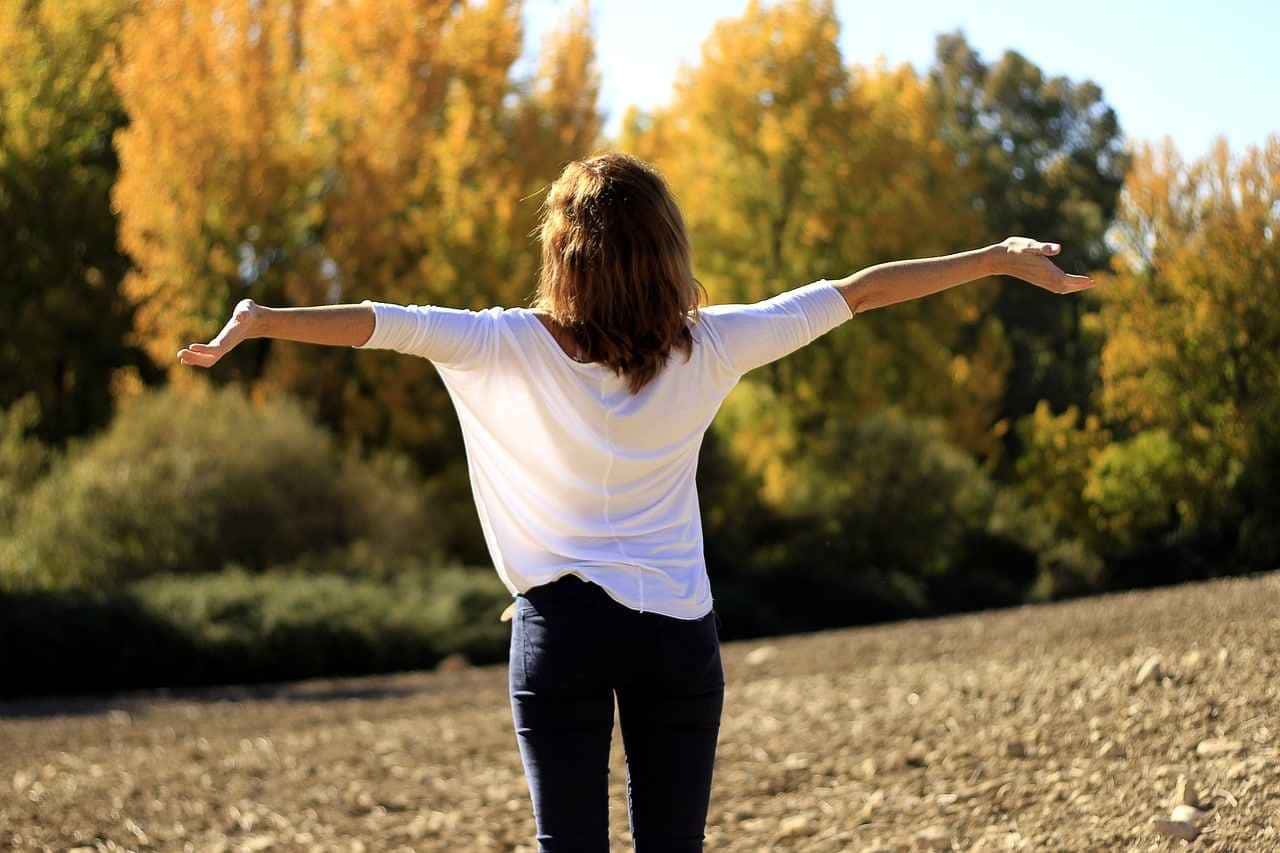 Estar solteira propicia a definição de metas pessoais sem restrições impostas por um relacionamento. Essa autonomia possibilita um direcionamento exclusivo para o crescimento individual, sem concessões.