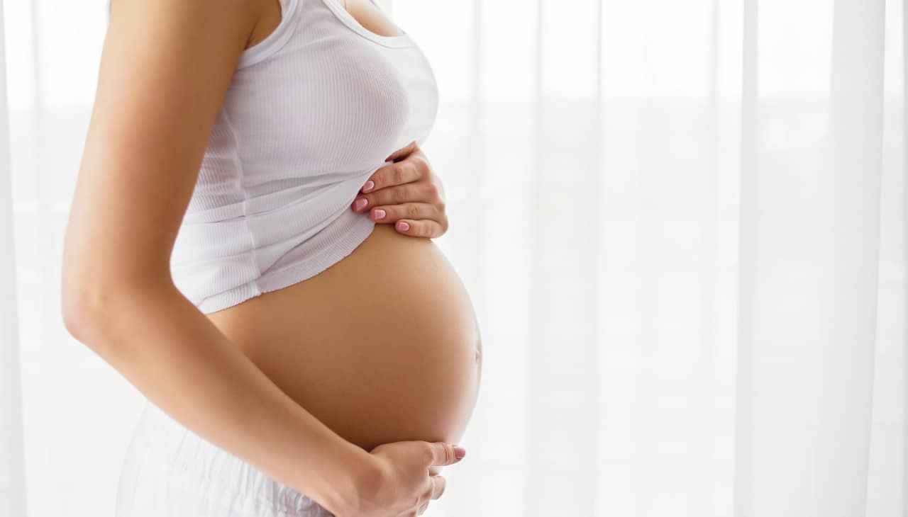 Técnica de enfermagem viraliza ao dançar com gestantes em trabalho de parto