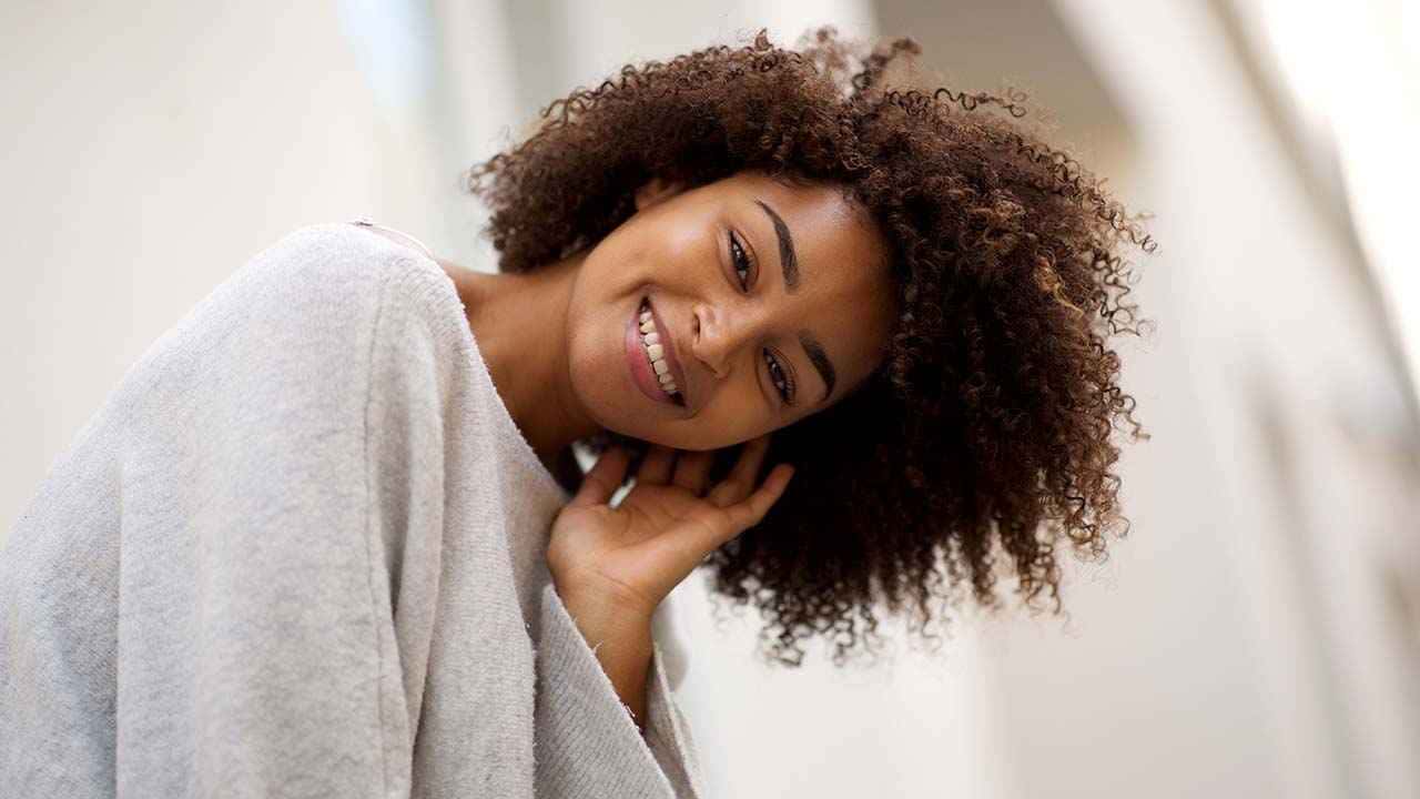 Confira estes cuidados com cabelo crespo.