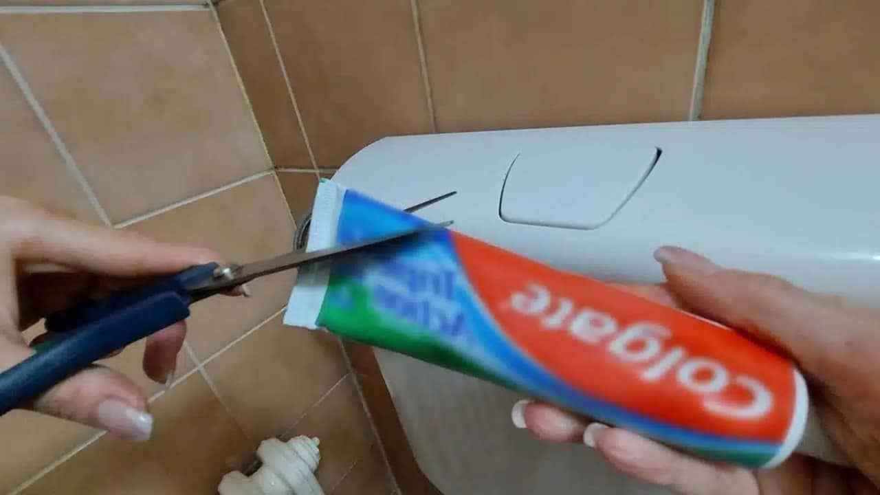 Descubra o segredo inusitado: Pasta de dente no vaso sanitário transforma a limpeza do seu banheiro!