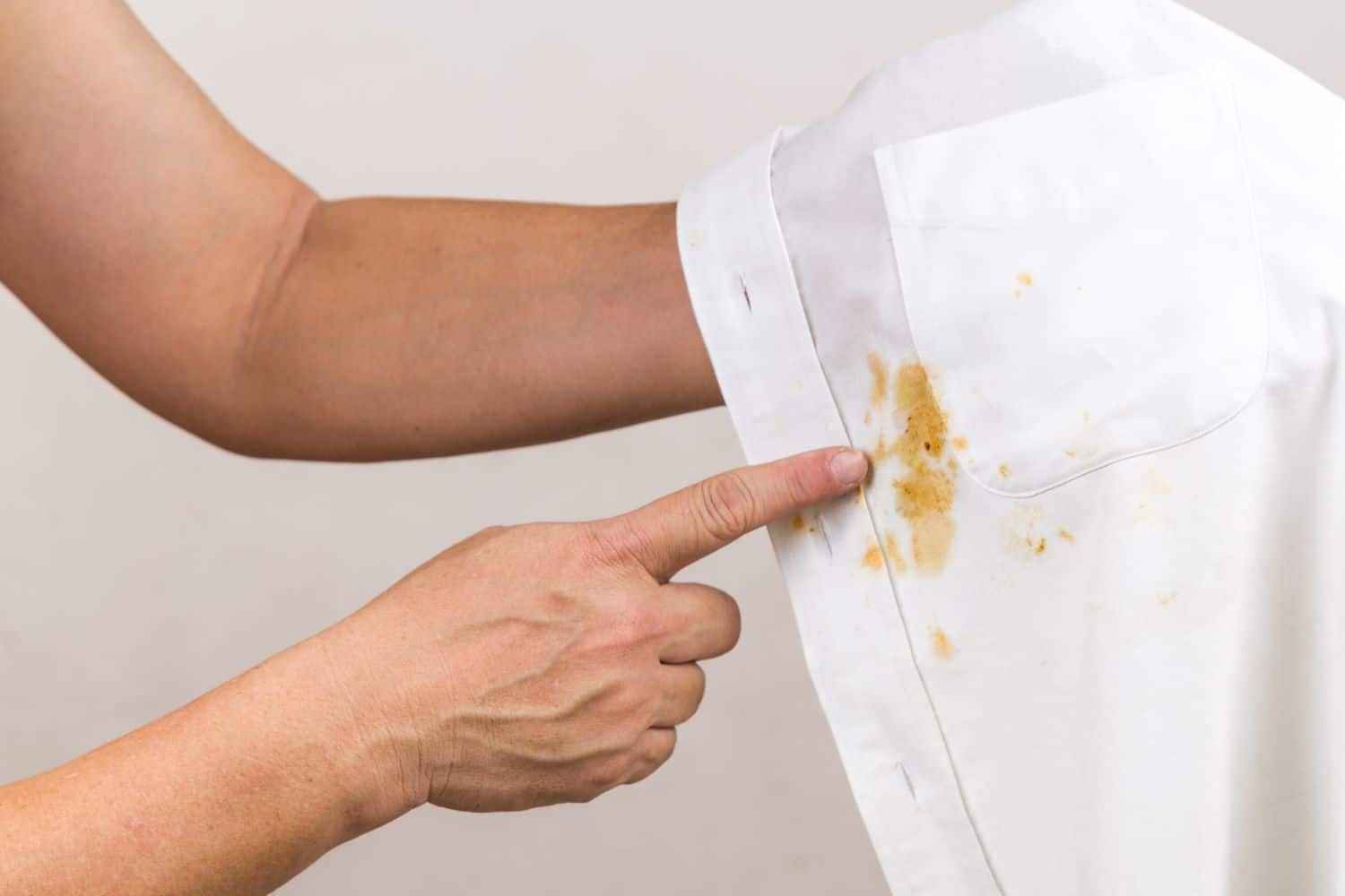 O único ingrediente de casa que arranca mancha de maquiagem de qualquer roupa