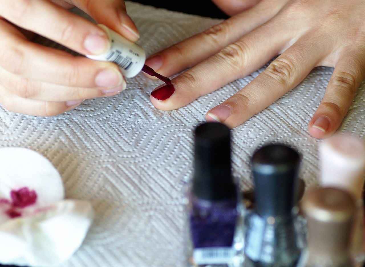 Pinterest se tornou muito mais do que uma simples rede social; é agora um verdadeiro farol de inspiração que lança as tendências para o ano inteiro. E, quando se trata de tendências de beleza, as unhas de gel estão em destaque. Neste ano de 2024, as unhas curtas estão em alta, trazendo uma sensação de juventude e elegância para as mãos. Se você está em busca de inspiração para suas próximas unhas de gel, confira abaixo os cinco designs que prometem fazer sucesso!