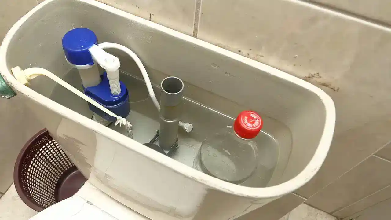 O motivo pelo qual você DEVE colocar uma garrafa de água na caixa de descarga do banheiro