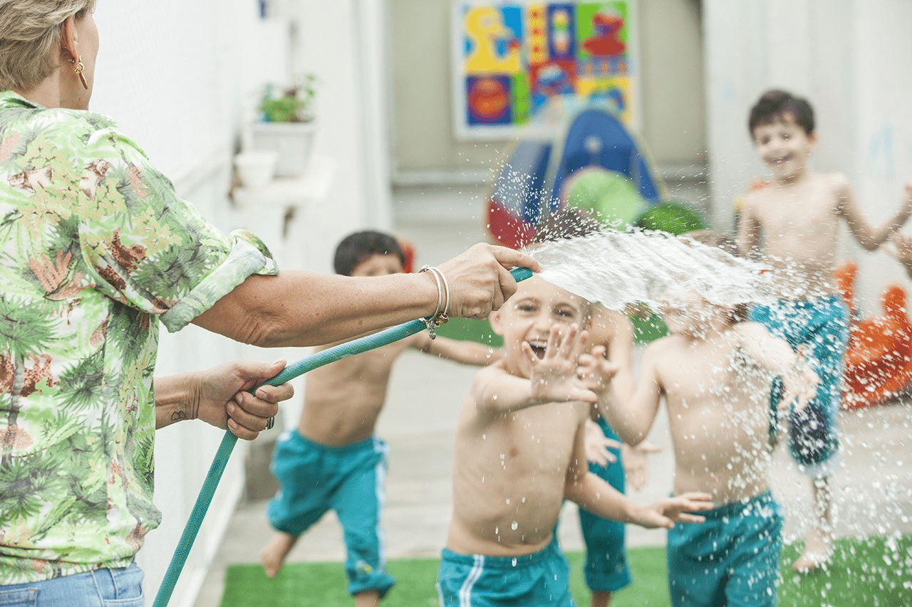 Água, diversão e benefícios: Descubra por que brincar na água é essencial para as crianças!
