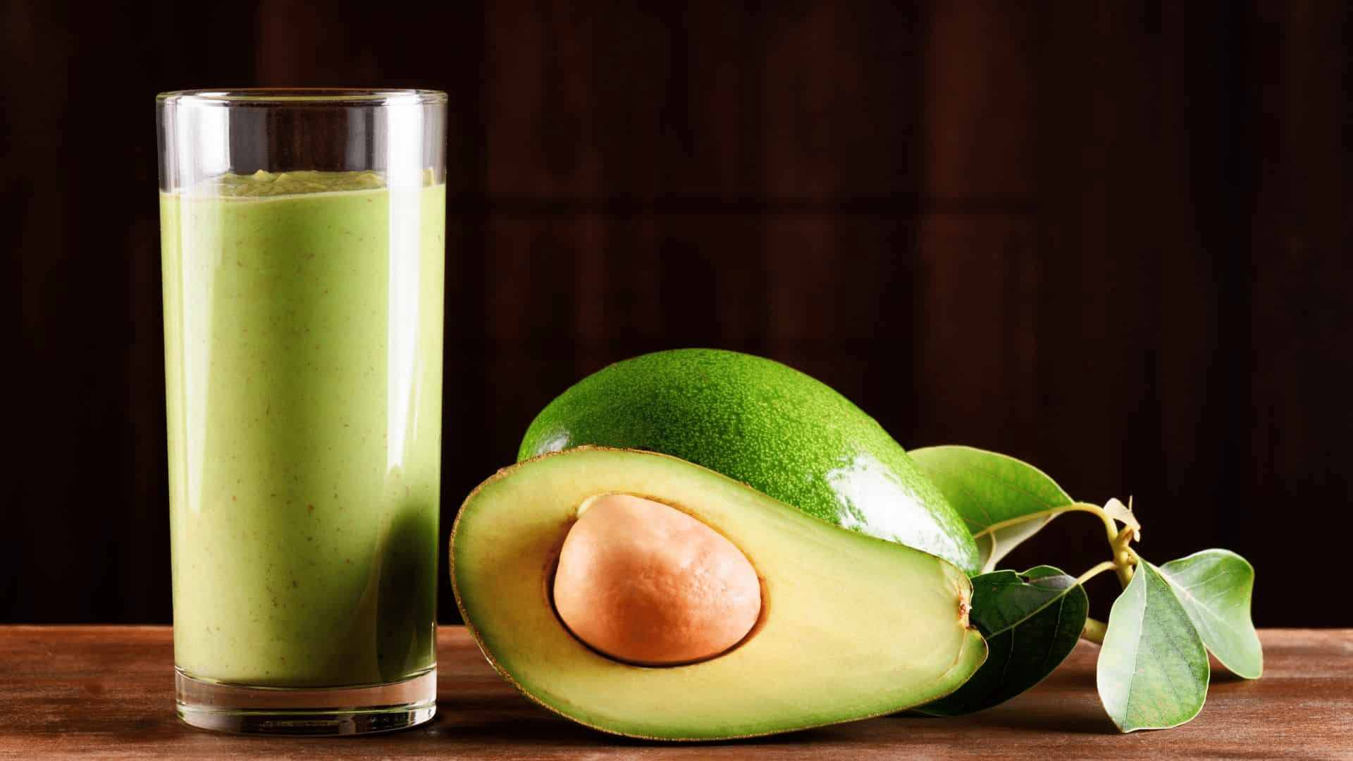 Descubra o segredo da famosa vitamina de abacate em uma versão cremosa! Aprenda a fazer e delicie-se com essa receita irresistível.