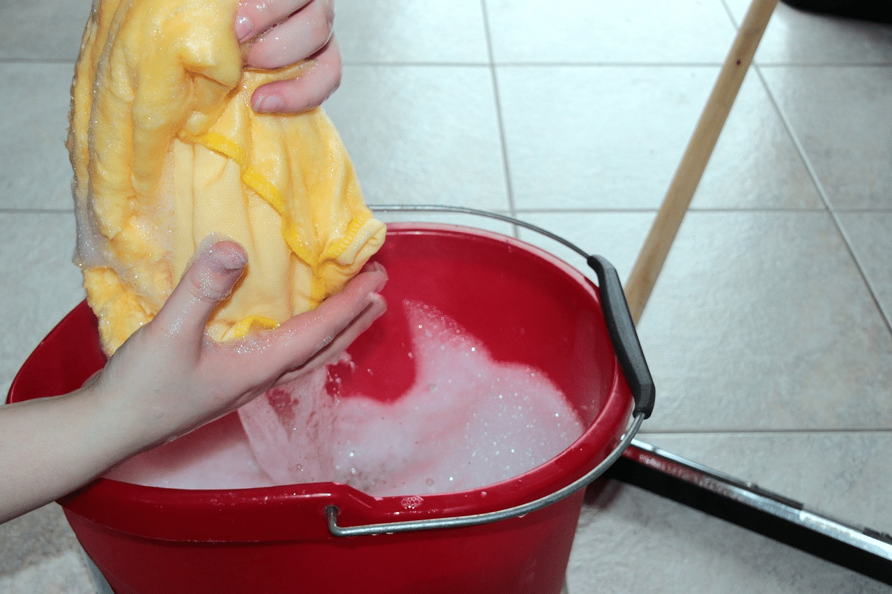 Vamos mostrar como fazer essa mistura na agúa de limpar o chão, usando ingredientes simples que você provavelmente já tem em casa.
