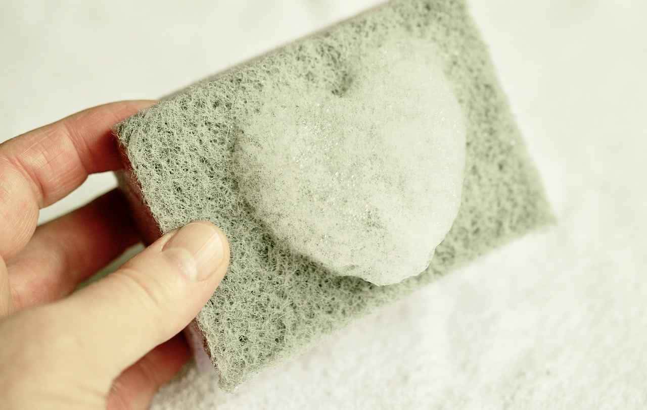 Você já se deparou com aquelas vasilhas plásticas amareladas que parecem impossíveis de recuperar? Não se preocupe, temos boas notícias para você! Neste artigo, vamos revelar três métodos naturais e eficazes para eliminar a película gordurosa e as manchas amarelas dos seus recipientes de plástico. Adeus às vasilhas plásticas amareladas! Vamos restaurar a aparência original desses itens de cozinha, tornando-os brancos e brilhantes novamente. Vamos lá?