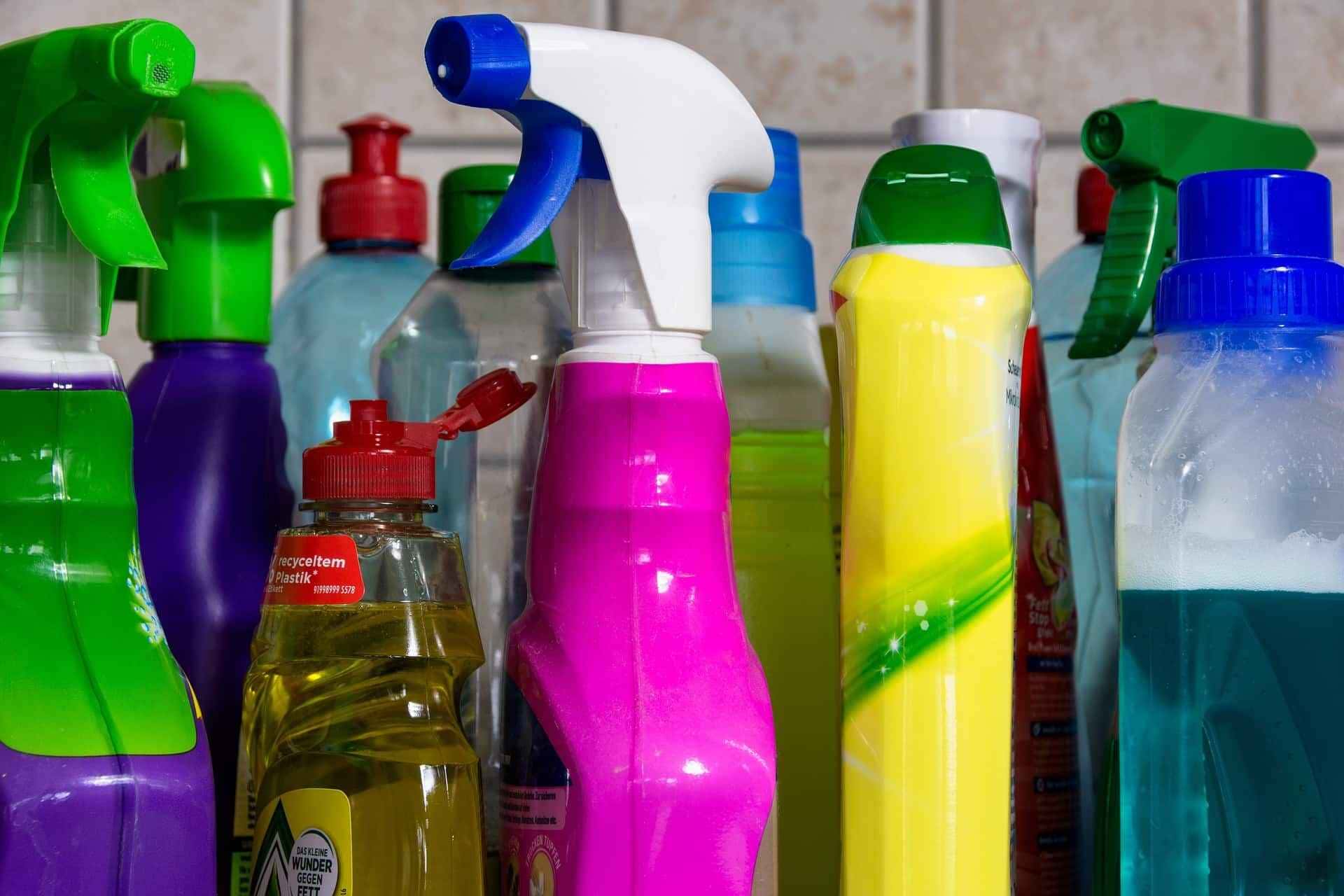 Confira como limpar suas roupas utilizando detergente.