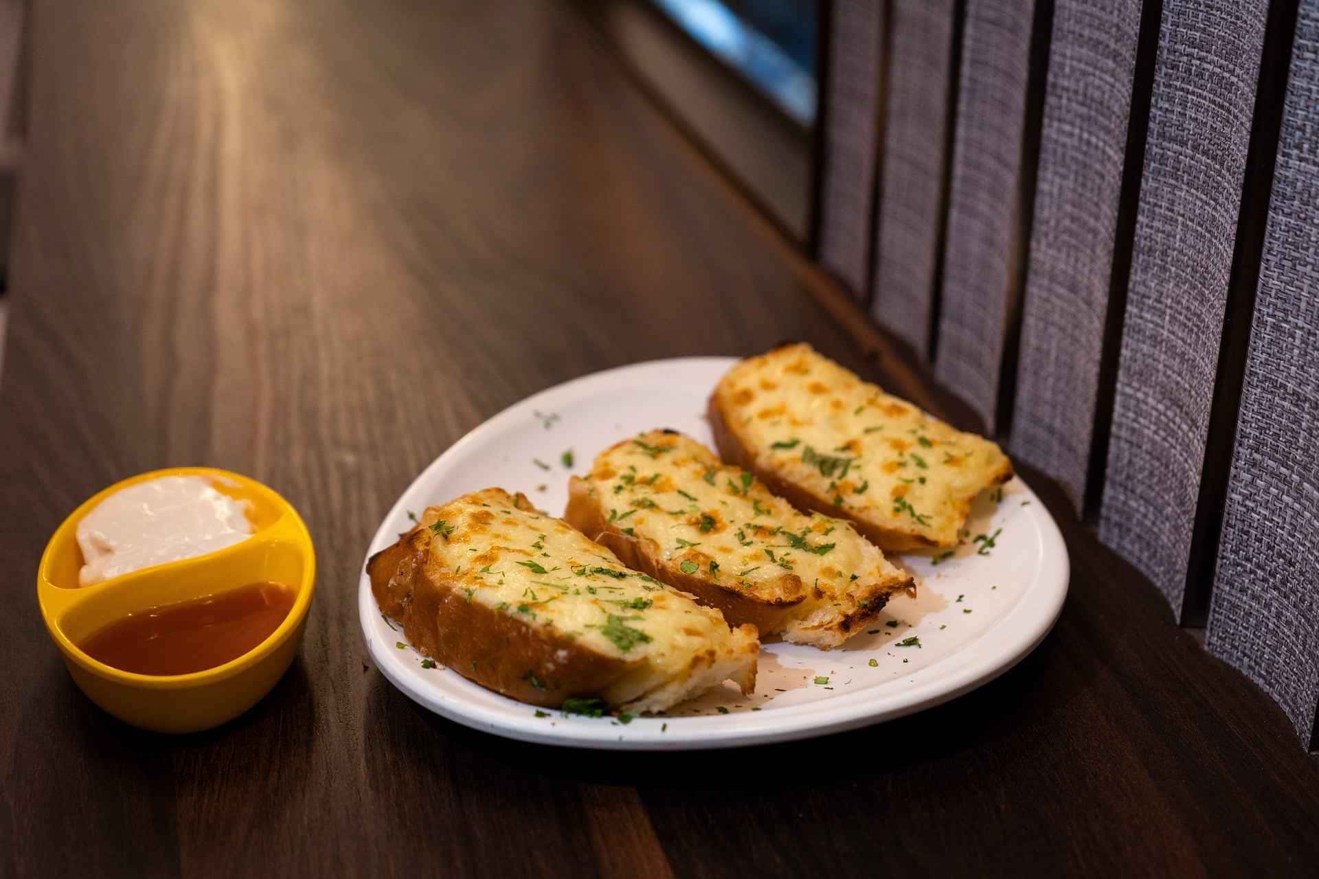 Veja esta receita de pão de alho.