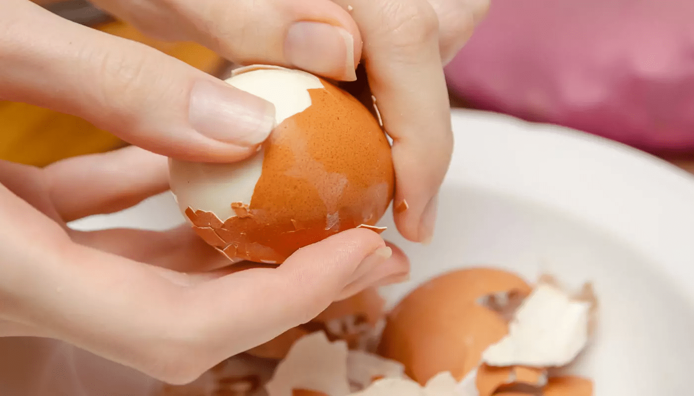 Chefs desvendam o segredo: descasque ovos cozidos facilmente! Aprenda o truque e diga adeus à dor de cabeça. Transforme sua cozinha!