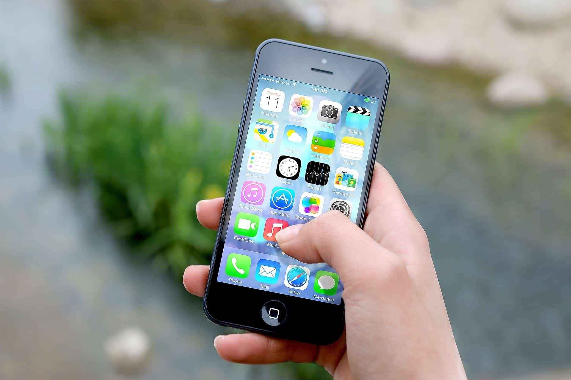Confira o que a ciência diz sobre usar celular no banheiro.