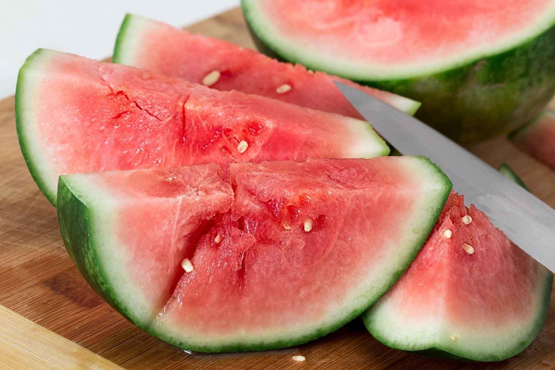 Entenda o motivo pelo qual é preciso evitar de comer melancia a noite.