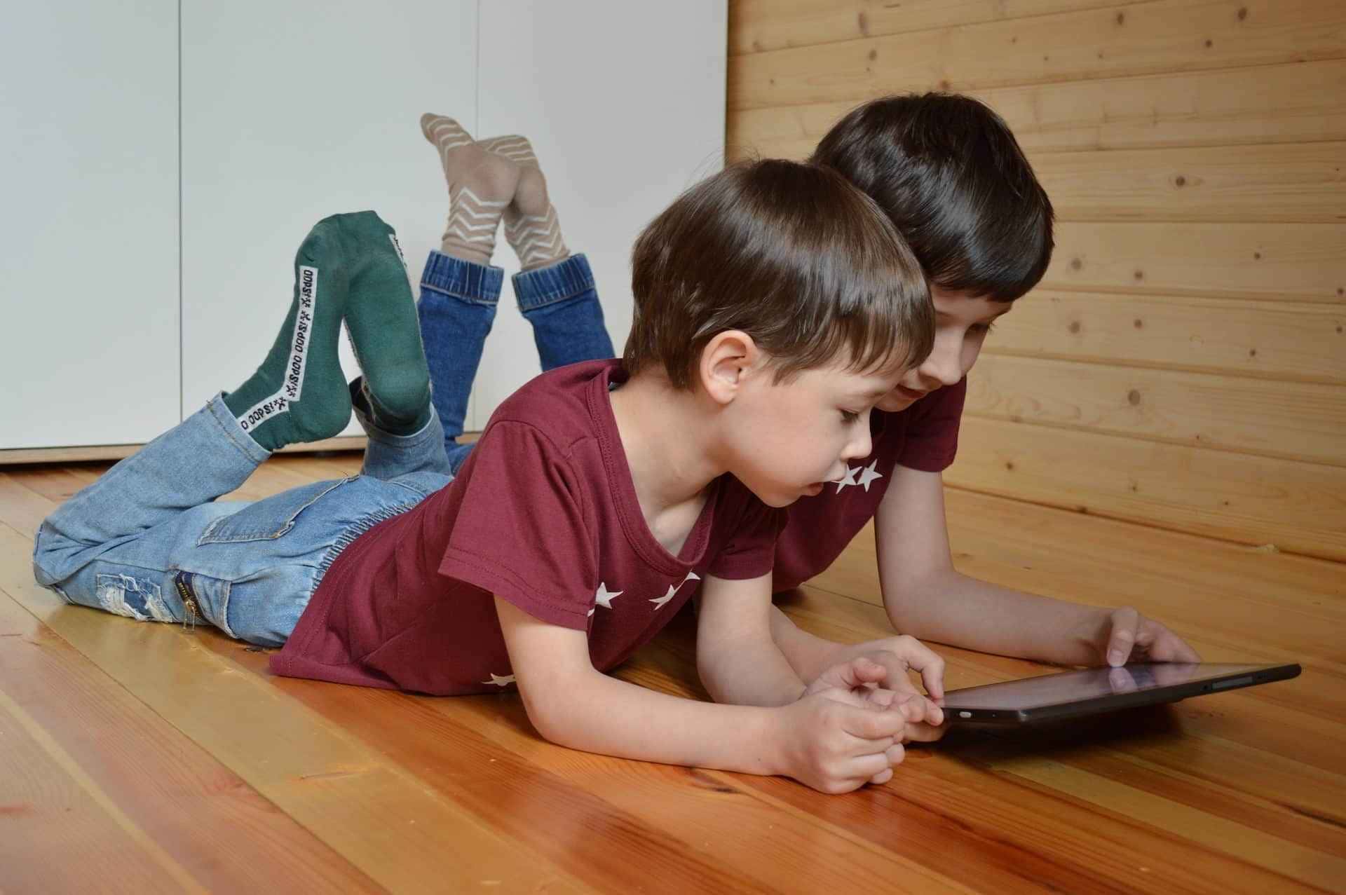 Veja como inserir a tecnologia na vida das crianças.