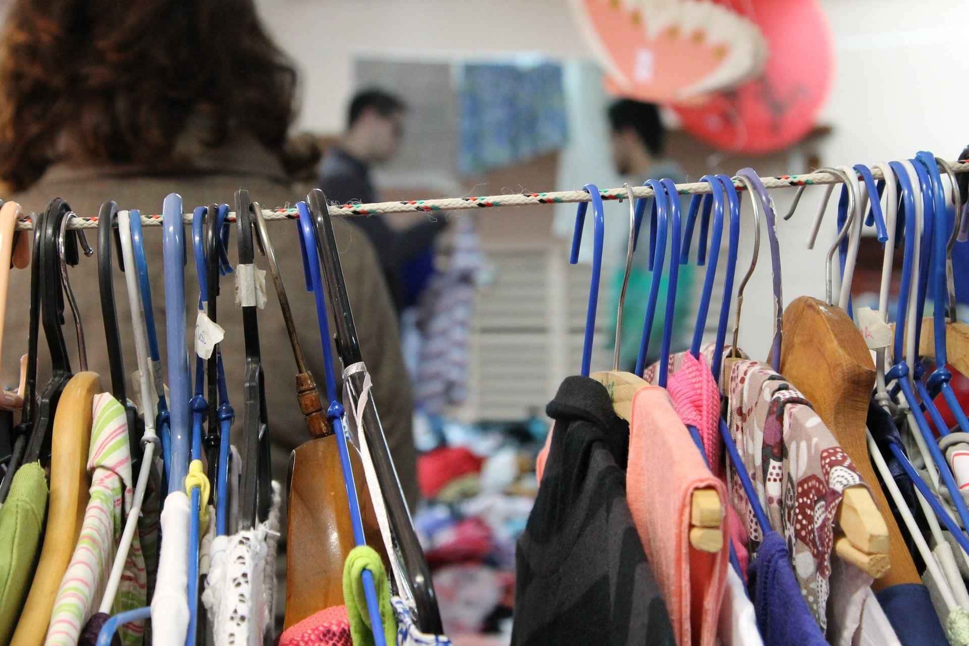 Veja como ganhar dinheiro montando bazar.