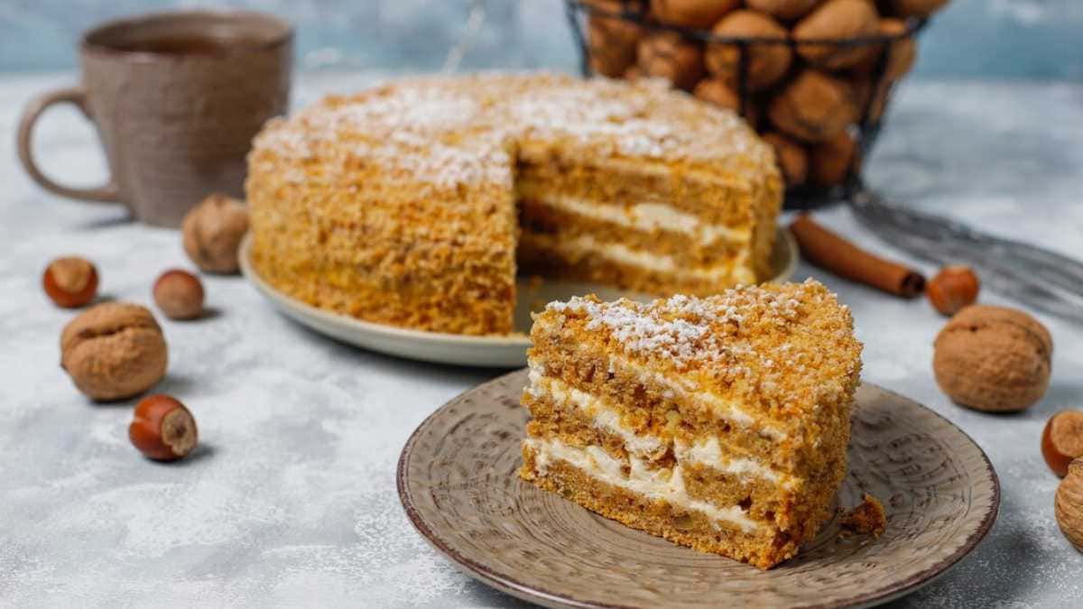 Delicioso bolo de nozes para saborear aos finais de semana