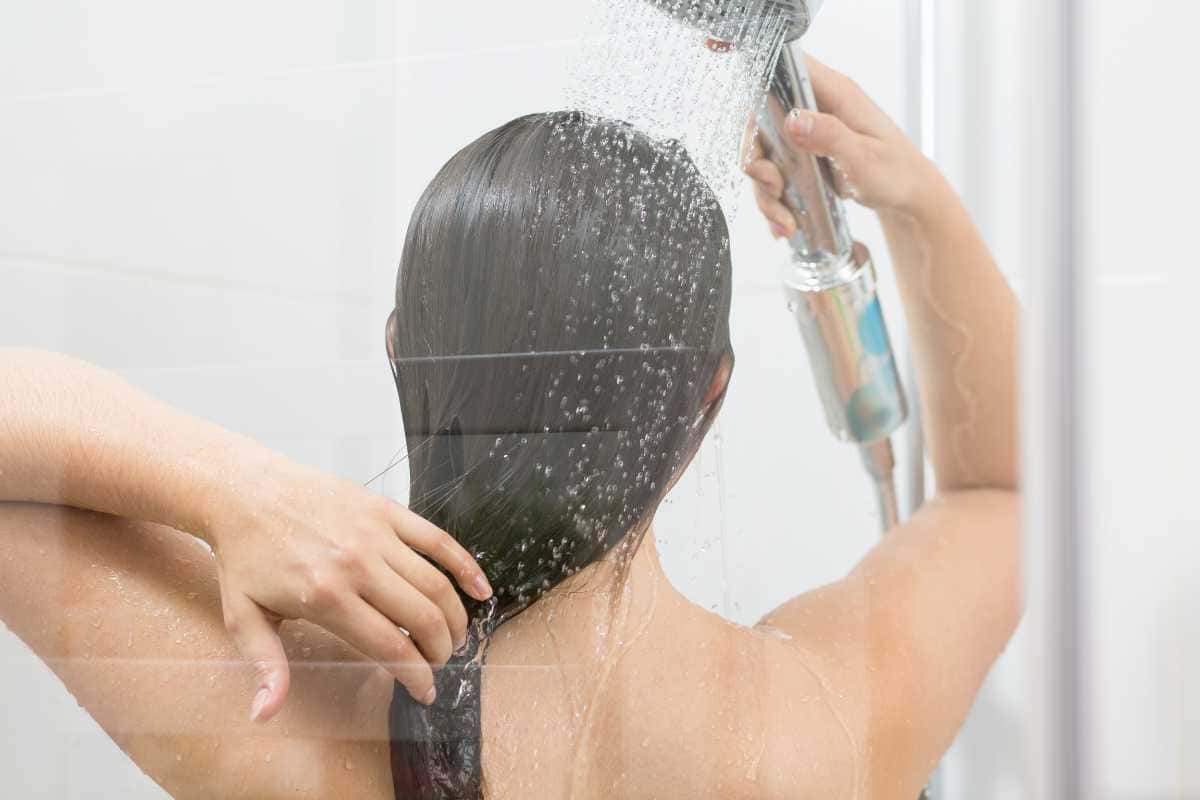 Água quente faz mal para o cabelo? Descubra a verdade sobre esse mito