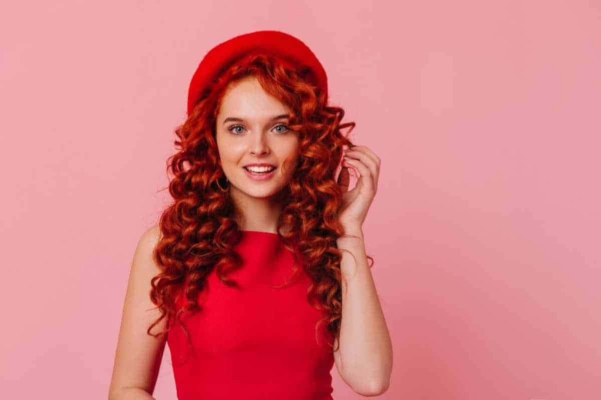 Cherry cola hair: o tom avermelhado que está conquistando celebridades - Transformação em Tendência