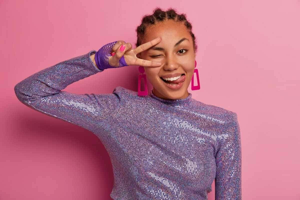 Como usar brilho e paetês durante o dia sem exagerar no look: Dicas de Moda Elegante