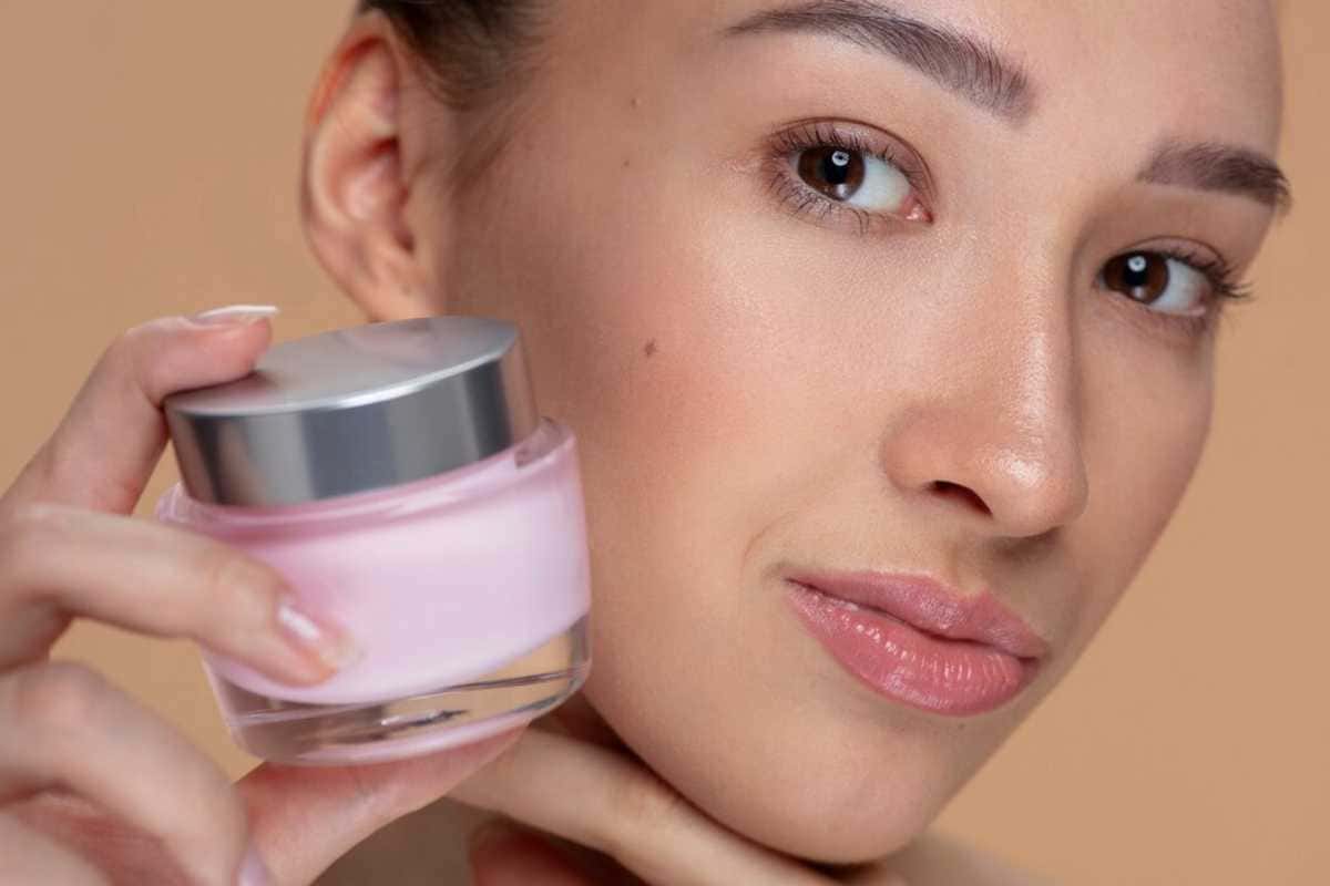 Cremes com efeito botox: nova promessa anti-idade sem injeções