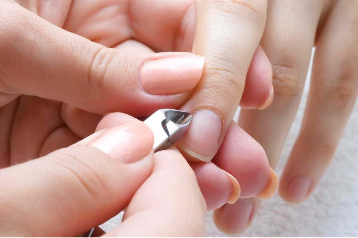 Cutilagem faz mal? Dermatologistas explicam os riscos para as unhas