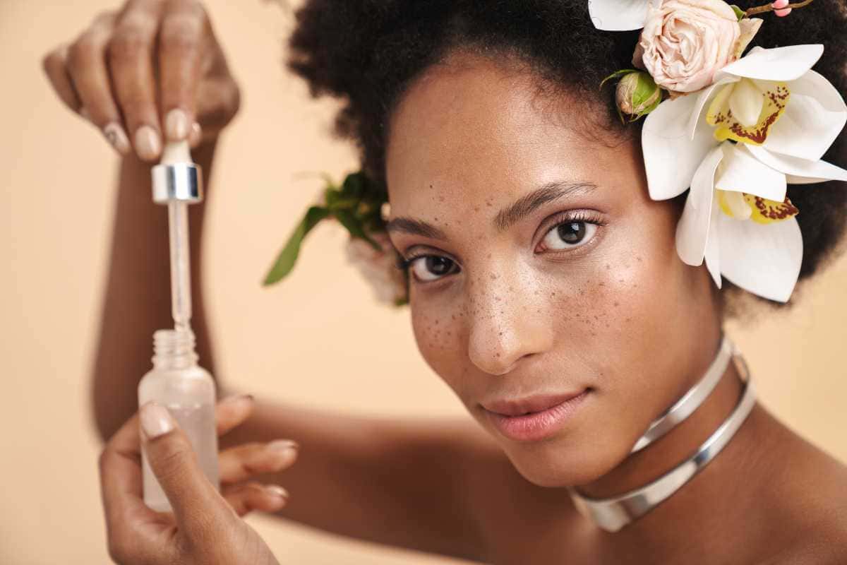 Este sérum facial de farmácia está surpreendendo especialistas