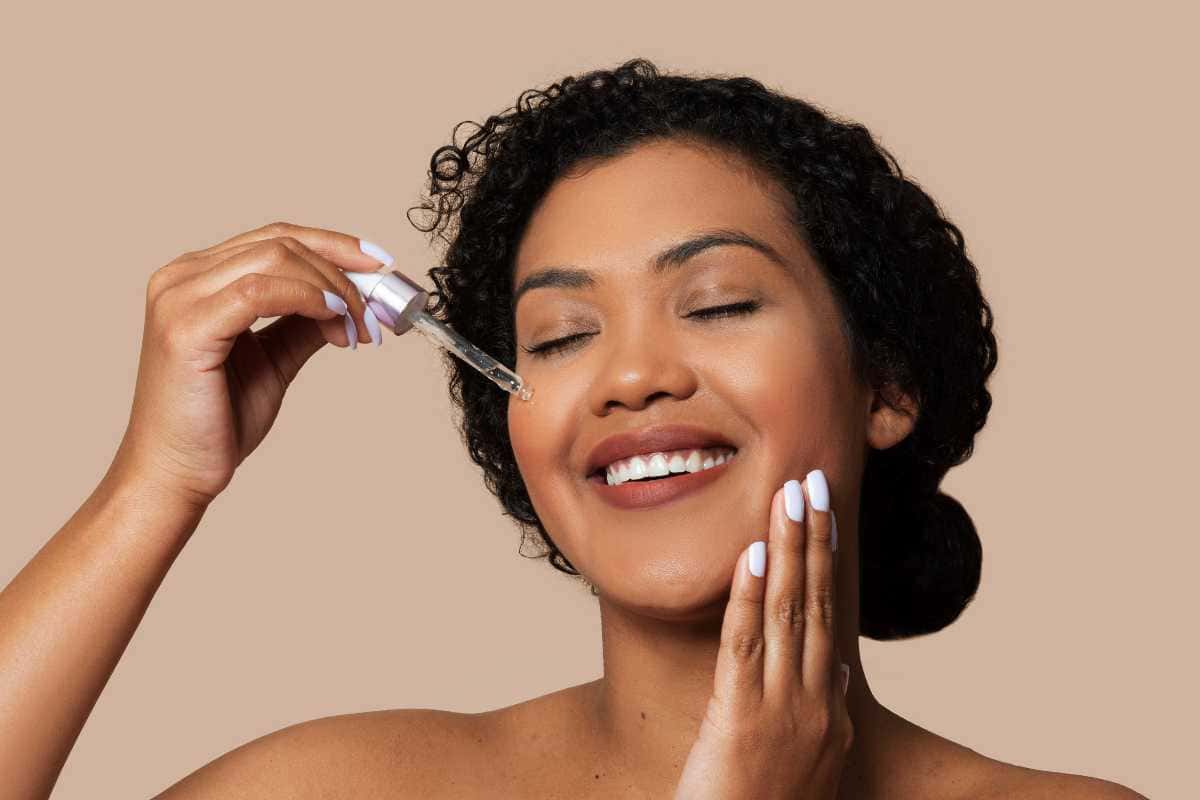 Este sérum facial de farmácia tem os mesmos efeitos dos caros