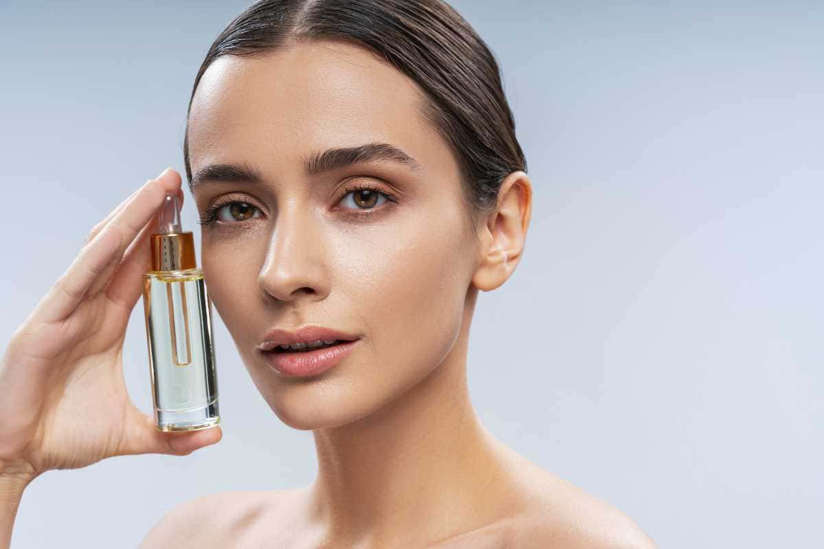 Este sérum facial de farmácia virou febre – veja por quê
