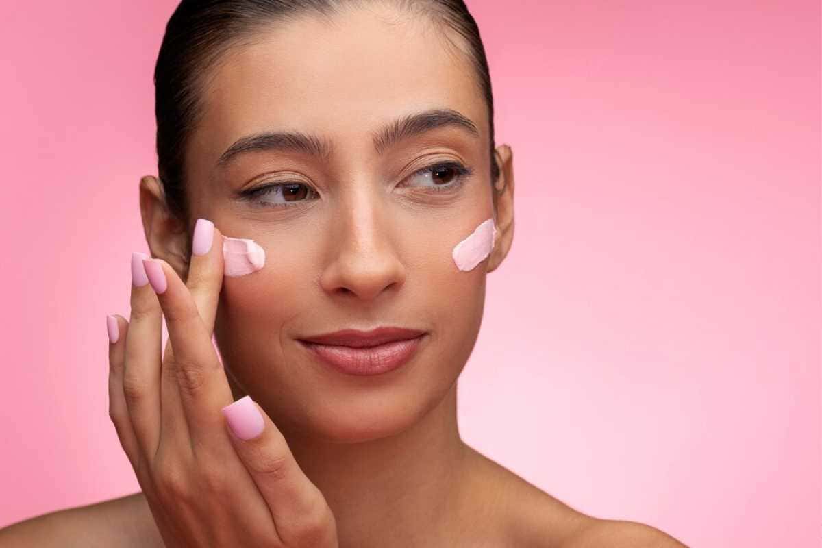 Hidratante antes ou depois do sérum? Veja a resposta dos especialistas