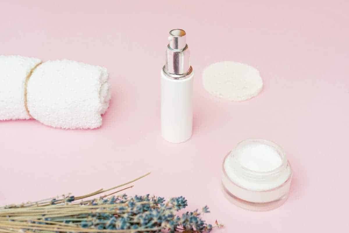 Hidratante em bastão: o novo formato prático que promete revolucionar o skincare
