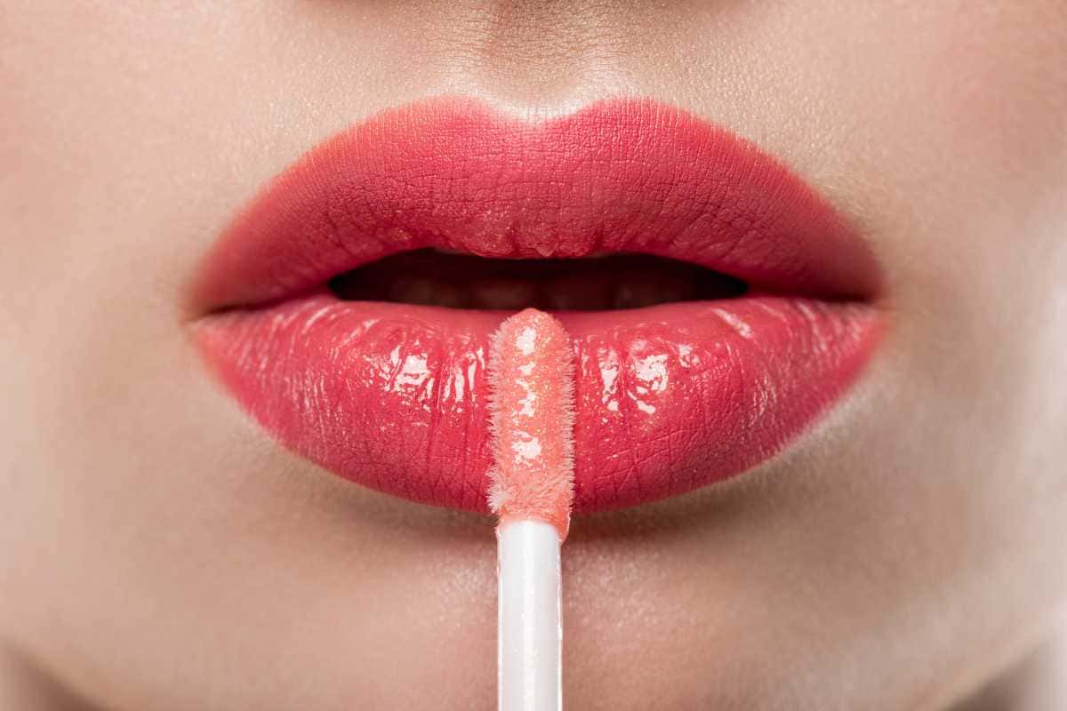 Lip oil: o produto que está substituindo o gloss nos lábios com inovação e hidratação