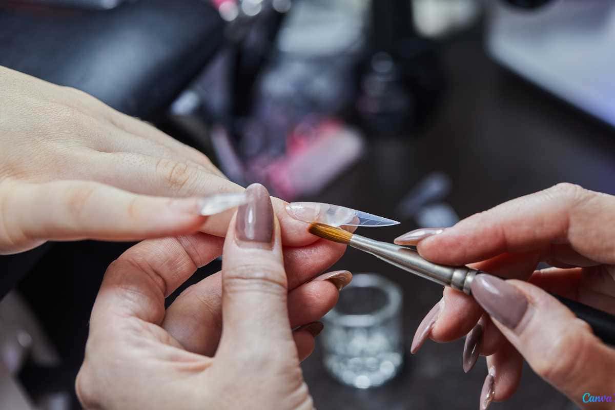 Manutenção de unhas alongadas