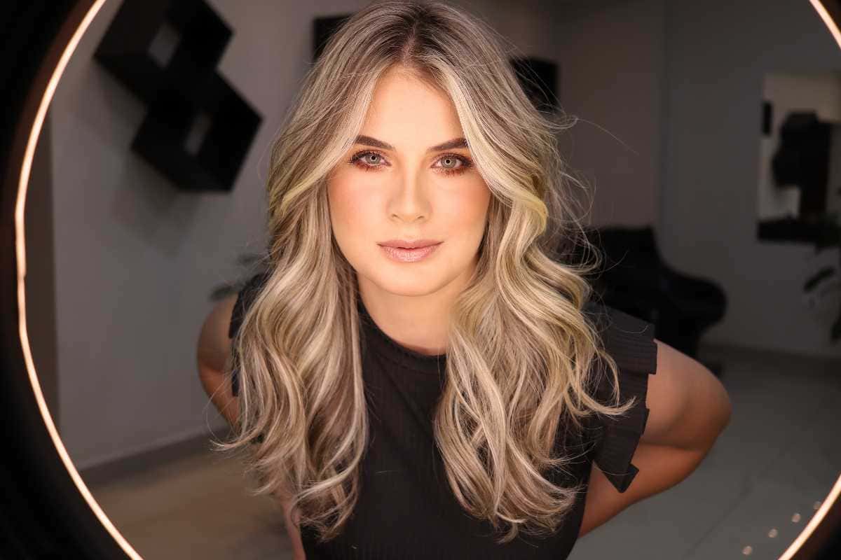 Mechas money piece: a tendência que ilumina o rosto instantaneamente