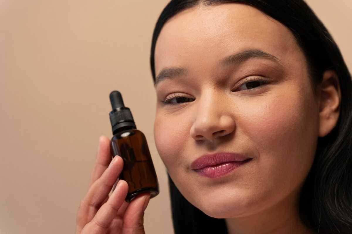 O que acontece se você parar de usar sérum facial? Efeitos na pele explicados