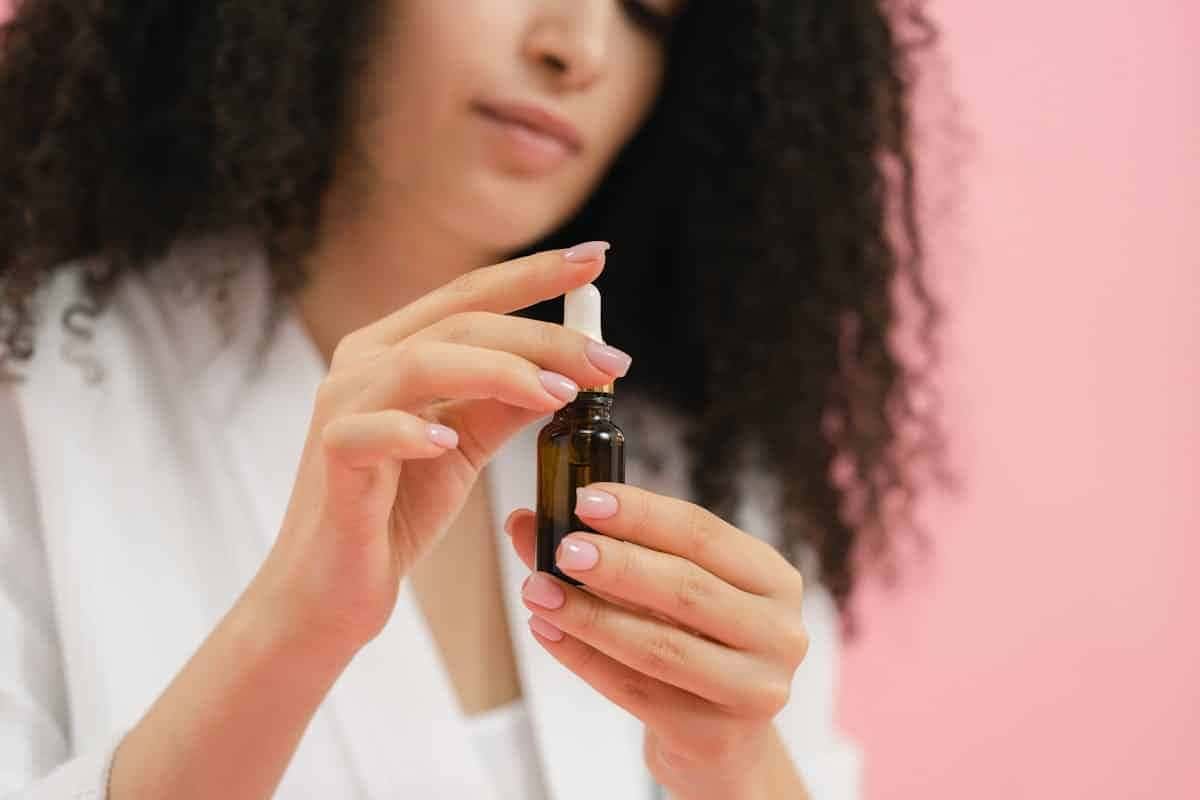 Sérum facial diurno vs. noturno: qual a diferença
