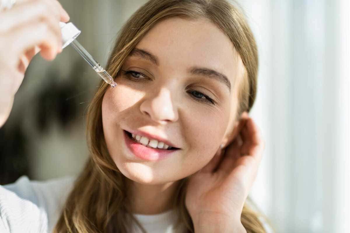 Sérum facial funciona mesmo? Dermatologistas respondem