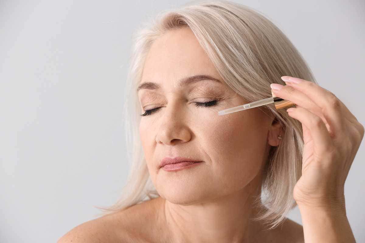 Usar sérum facial antes ou depois do hidratante? Descubra o certo