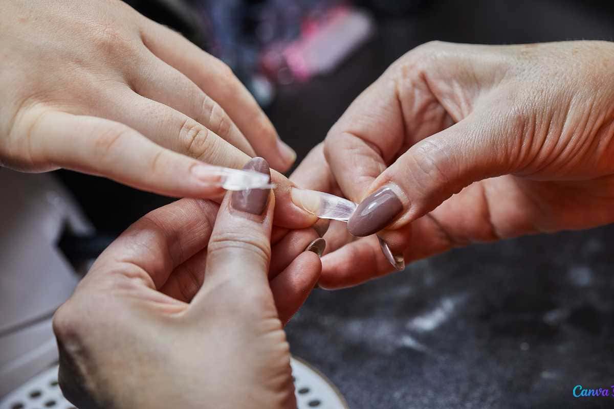 Vale a pena fazer alongamento de unhas? Prós e contras explicados