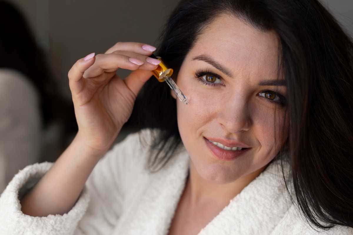 Vitamina C ou Ácido Hialurônico? Qual sérum facial escolher